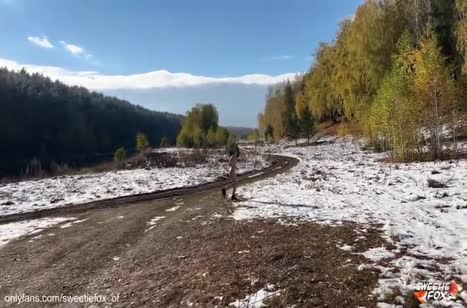 Развратная девочка разделась перед самцом прямо на улице